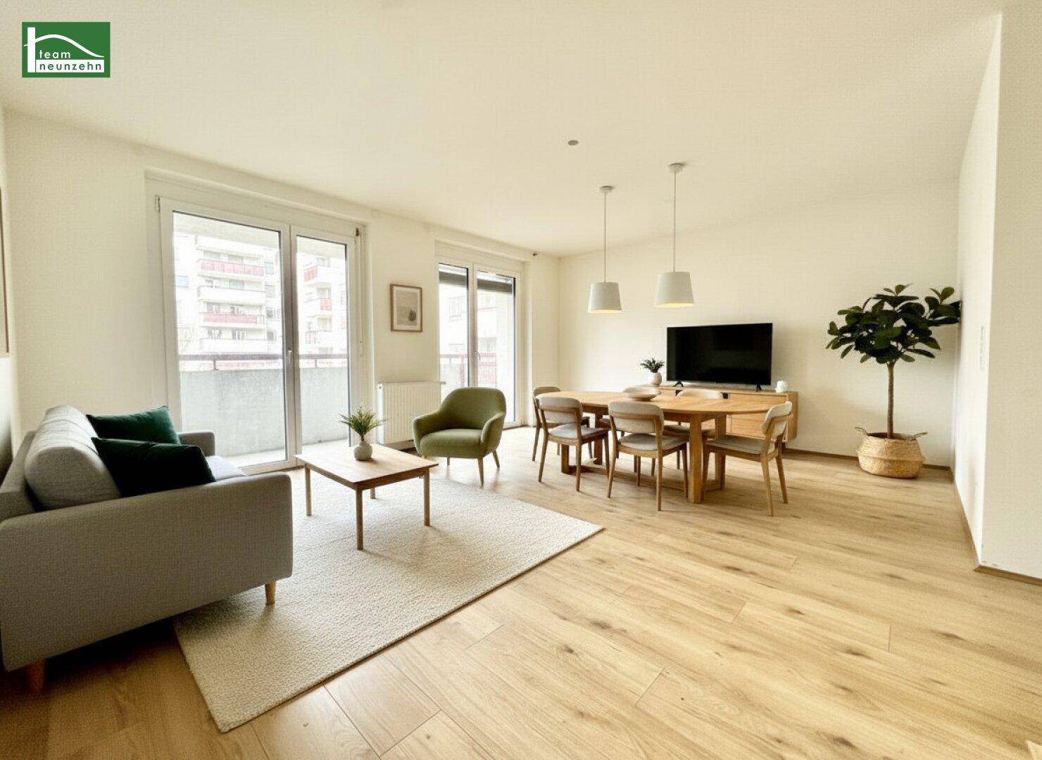 Heller, offener Wohn-Essbereich mit Holzboden, Zugang zum Balkon und moderner Einrichtung.