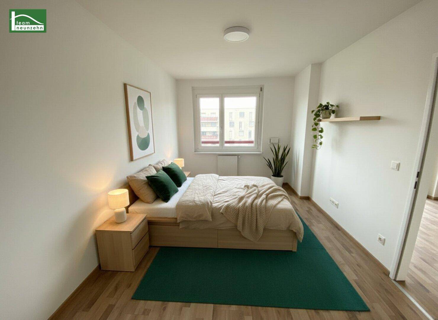 Modernes Schlafzimmer mit hellem Holzboden, weißen Wänden und einem großen Fenster. Ein grüner Teppich und schlichte Dekorationen ergänzen den Raum.