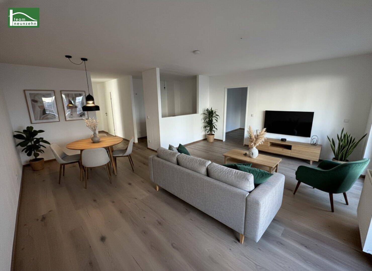 Helles, modern eingerichtetes Wohn- und Esszimmer mit Holzboden und Pflanzen, ideal für entspannte Stunden.