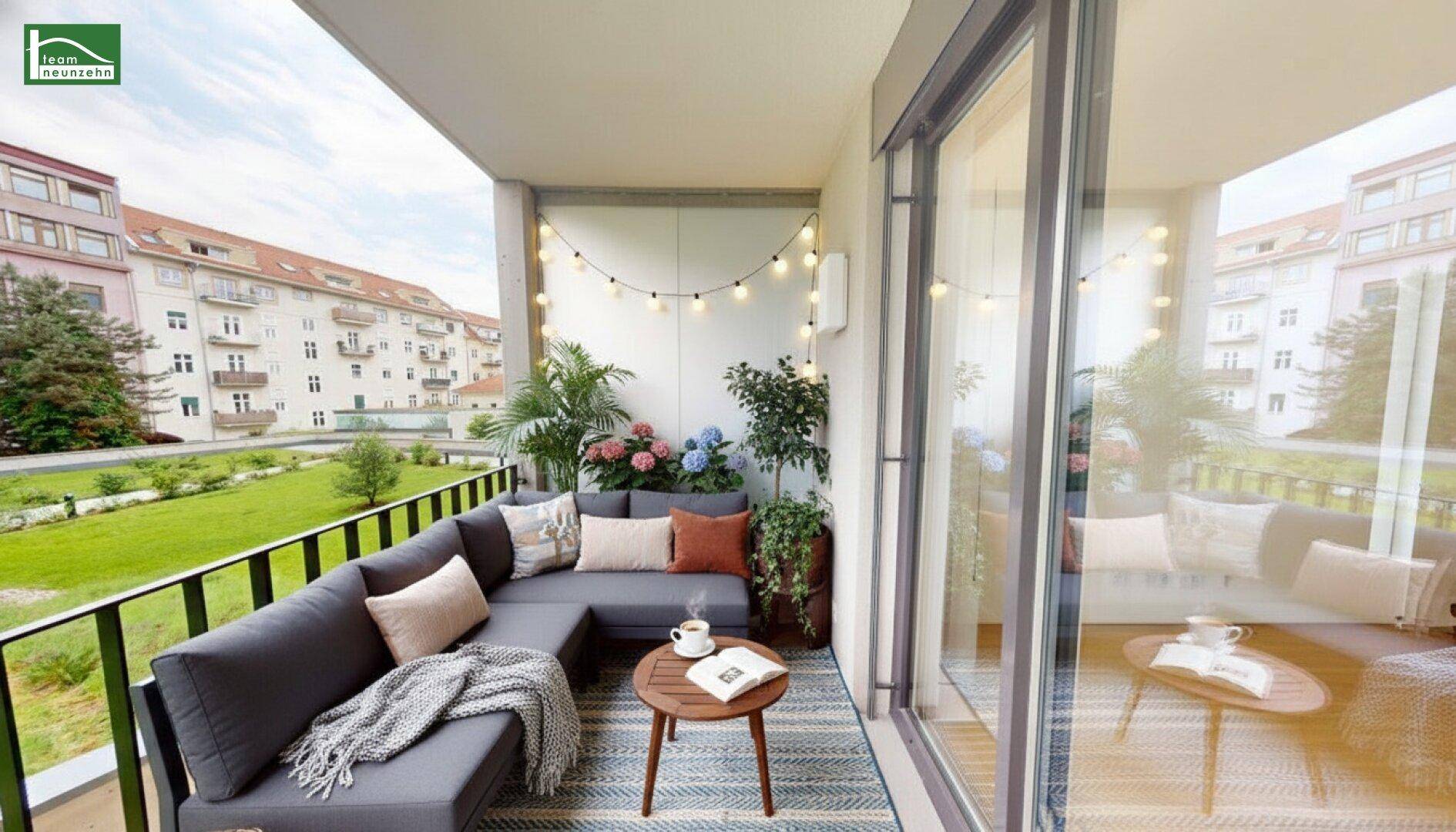 Gemütlich eingerichteter Balkon mit Sitzgelegenheiten und Blick auf die grüne Umgebung.