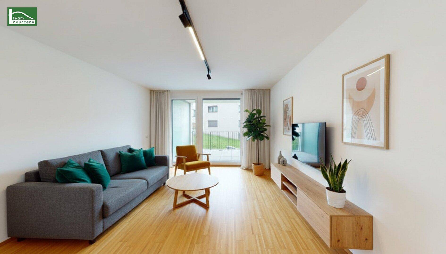 Helles Wohnzimmer mit modernem Design, Holzboden und Zugang zum Balkon.