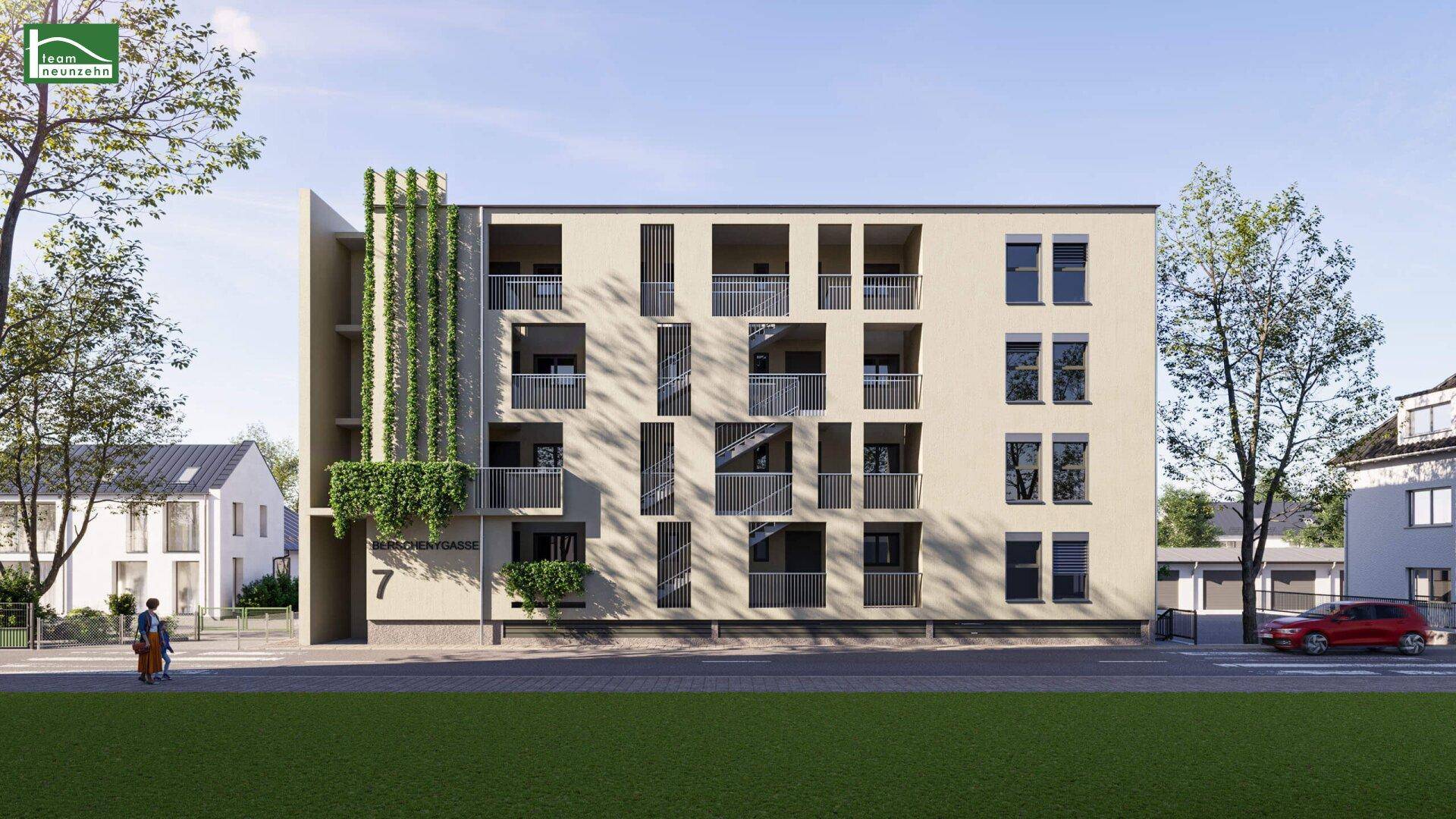 Moderne Gebäudefassade eines Mehrfamilienhauses mit Balkonen und vertikaler Begrünung.