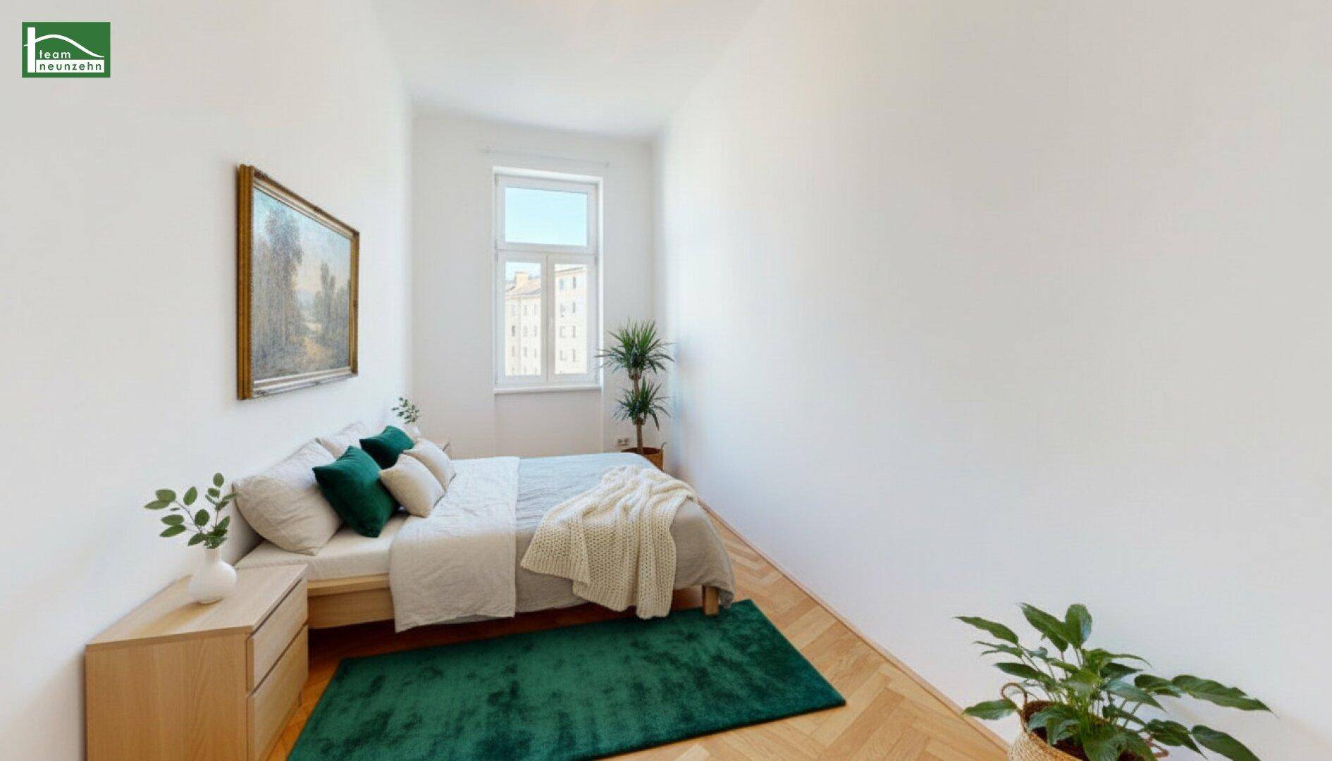 Kleineres Schlafzimmer mit hellem Parkettboden, einem Bett und einem grünen Teppich.