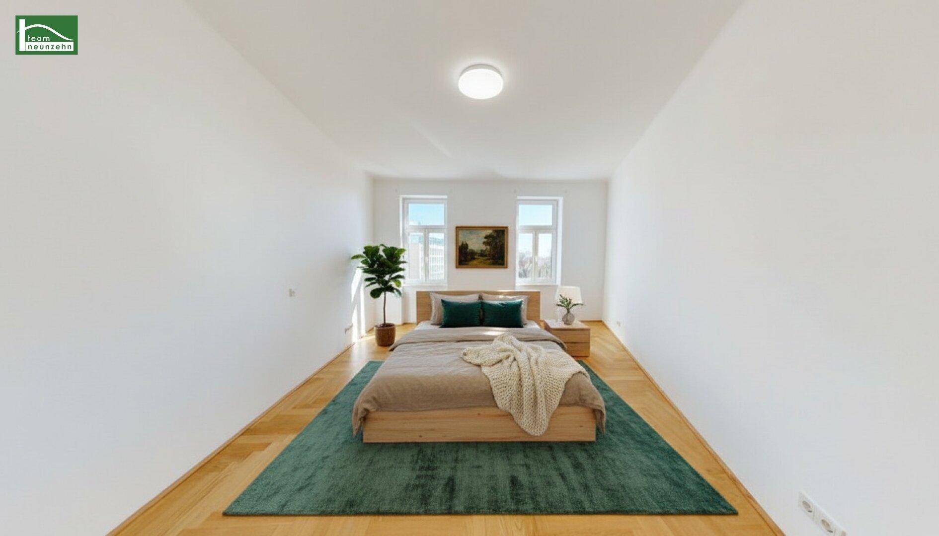 Helles Schlafzimmer mit modernem Holzbett, Parkettboden und großen Fenstern, die viel Tageslicht hereinlassen.