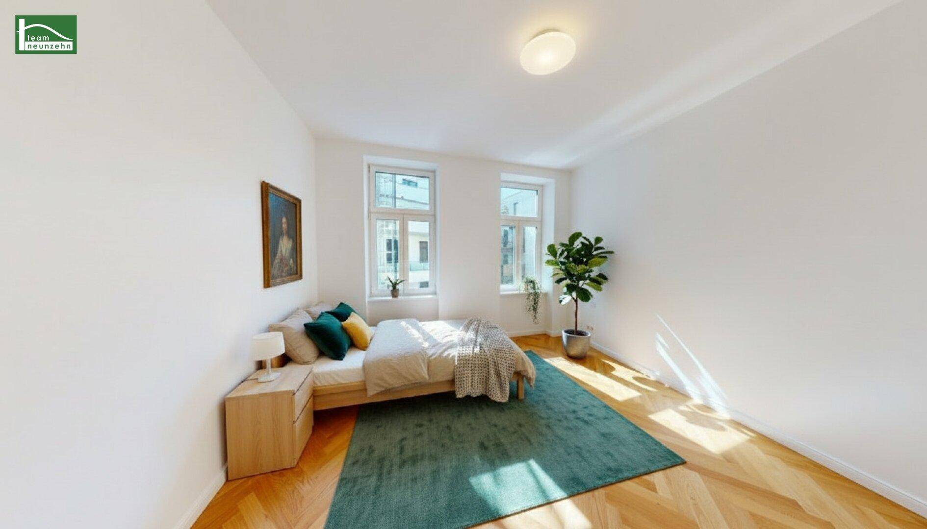 Helles Schlafzimmer mit Parkettboden, großen Fenstern und moderner Einrichtung, das viel Tageslicht bietet.