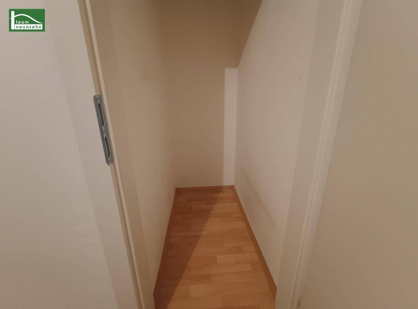 Praktischer Abstellraum mit Laminatboden bietet zusätzlichen Stauraum für diverse Gegenstände.