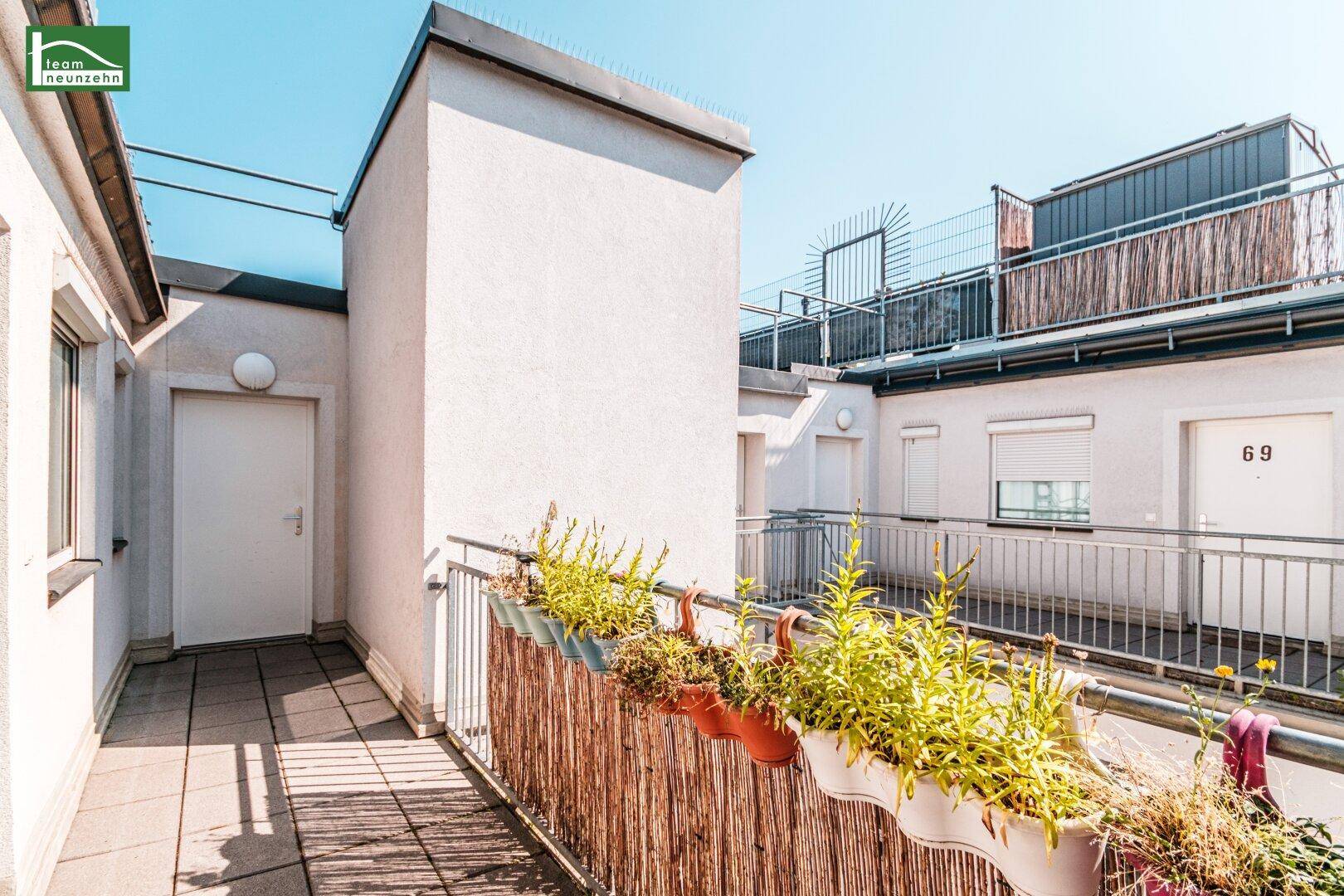 Geräumiger Balkon mit Blick auf die Nachbargebäude und viel Platz für individuelle Gestaltung.