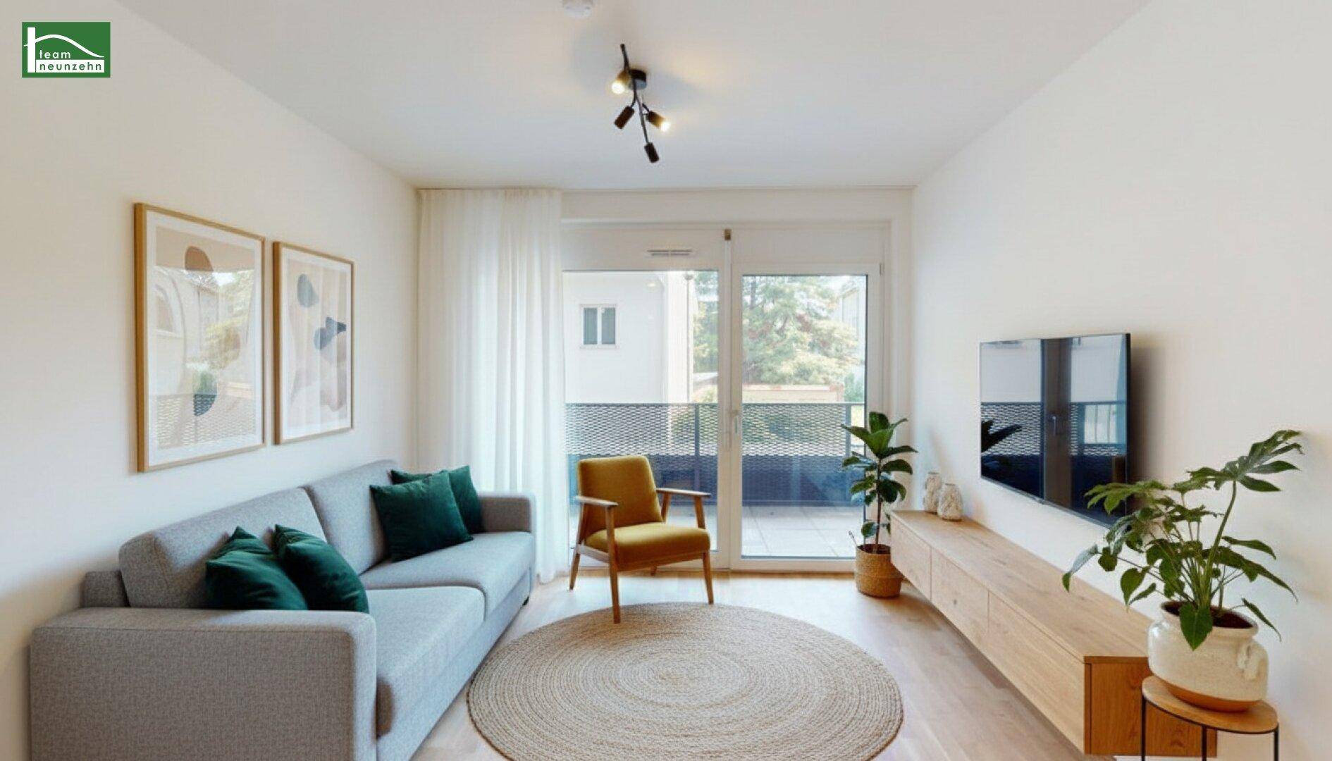 Modern eingerichtetes Wohnzimmer mit Sofa, Sessel und Zugang zum Balkon.