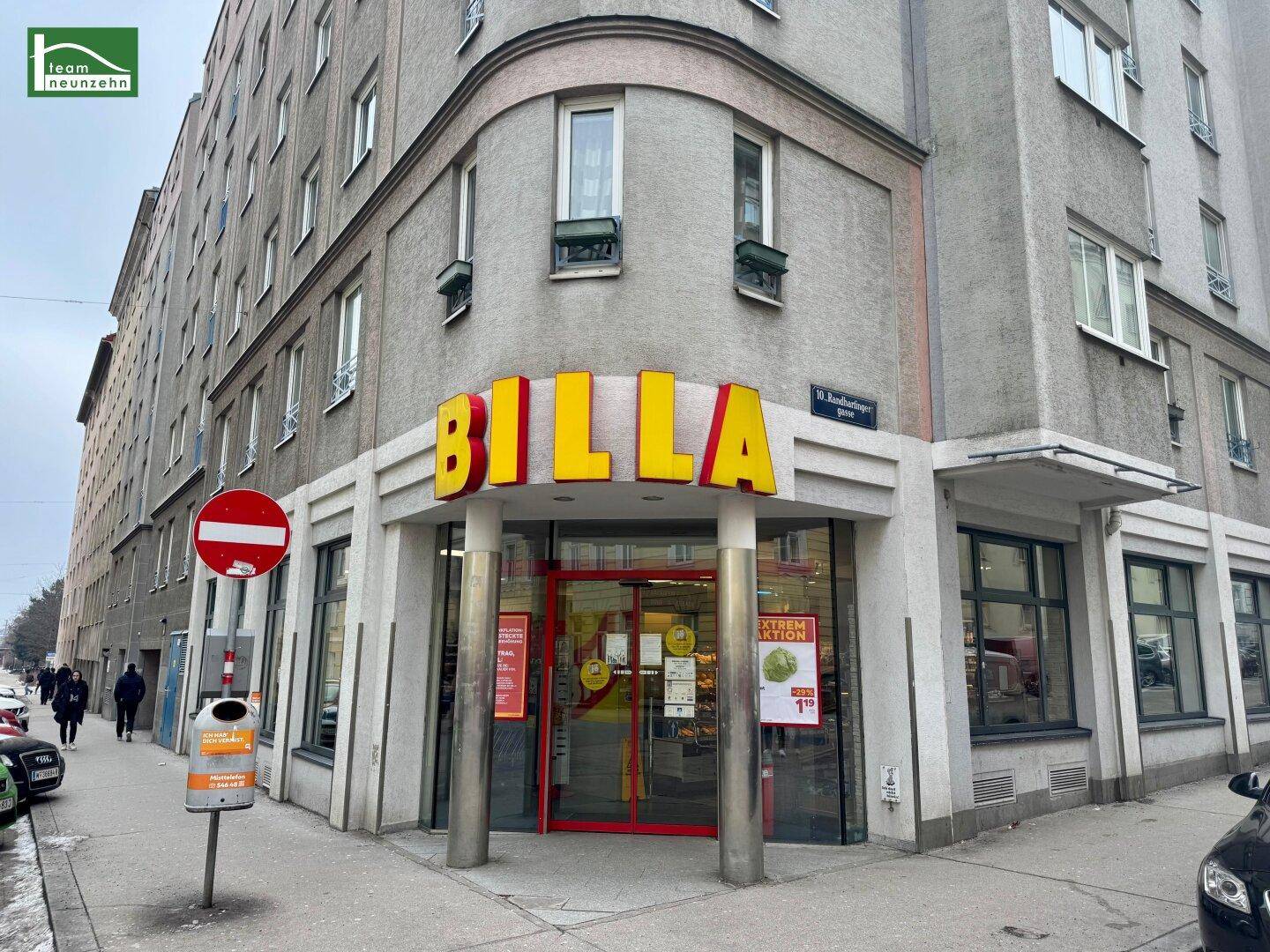 Supermarkt im Erdgeschoss eines Wohngebäudes mit direkter Anbindung an die Straße und großen Schaufenstern.