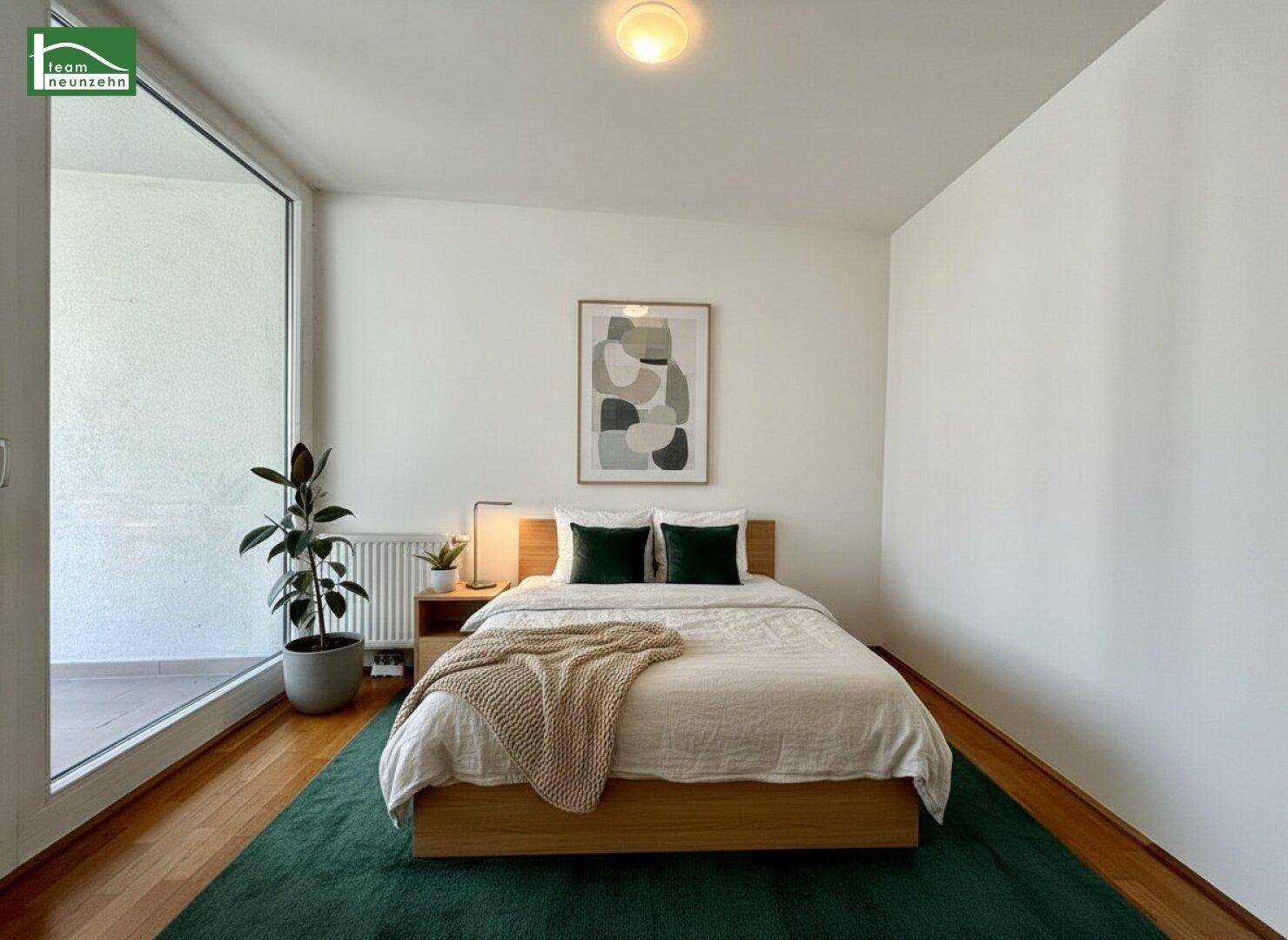 Modern eingerichtetes Schlafzimmer mit Holzbett, grünem Teppich und direktem Balkonzugang.