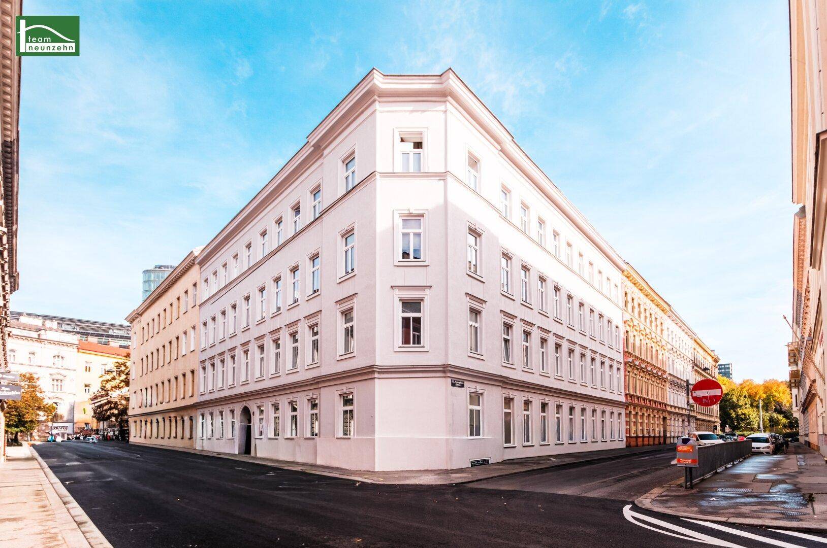Elegantes Eckgebäude mit klassischer Architektur und vielen Fenstern in der Stadt.