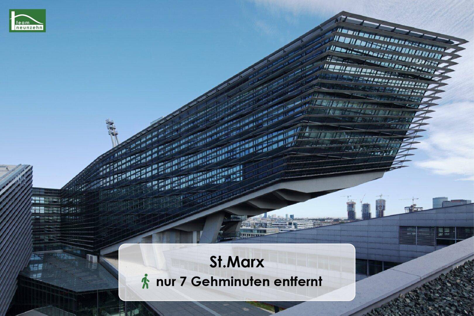Markantes, modernes Gebäude mit einer auffälligen Glasfassade unter einem blauen Himmel.