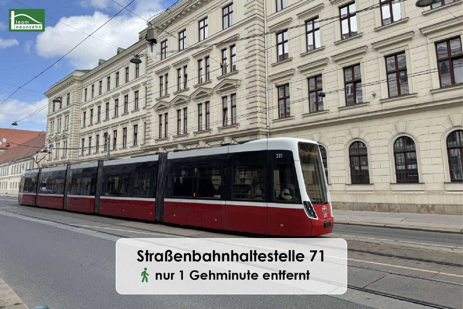 Eine moderne Straßenbahn fährt vor einem historischen Gebäude mit klassischer Architektur.