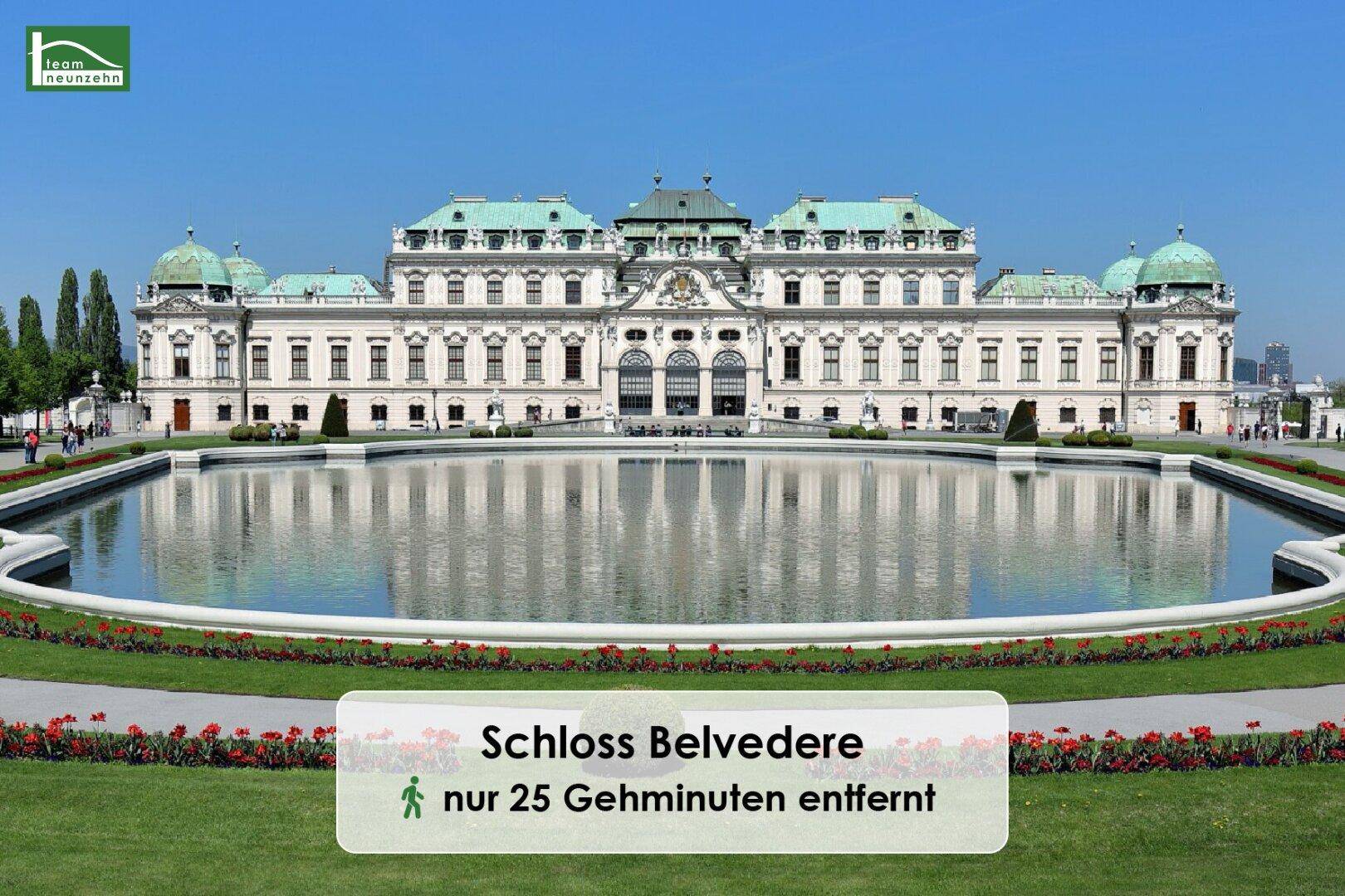 Das prächtige Schloss Belvedere mit seinem großen Wasserbecken und gepflegten Gärten.