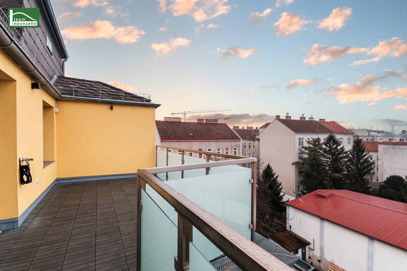 Weitläufige Dachterrasse mit Blick über die Stadt und angrenzende Gebäude.