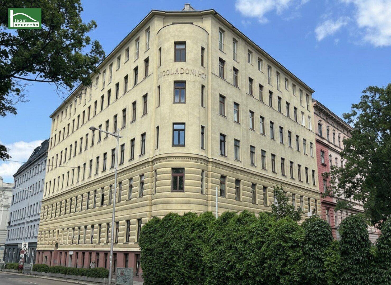 Historisches Eckgebäude mit klassischer Architektur und gepflegter Fassade in städtischer Umgebung.