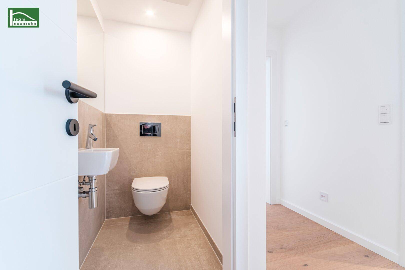 Modernes Gäste-WC mit Wand-WC und kleinem Waschbecken.