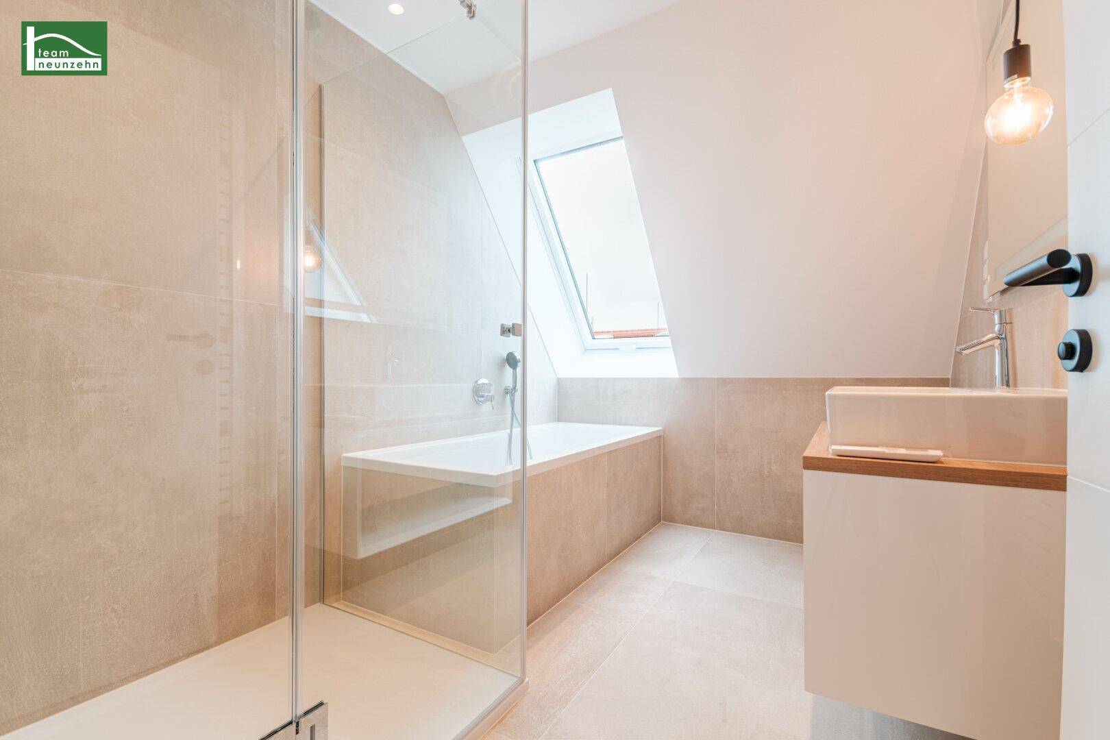 Modernes Badezimmer mit begehbarer Dusche, Badewanne und Dachfenster.