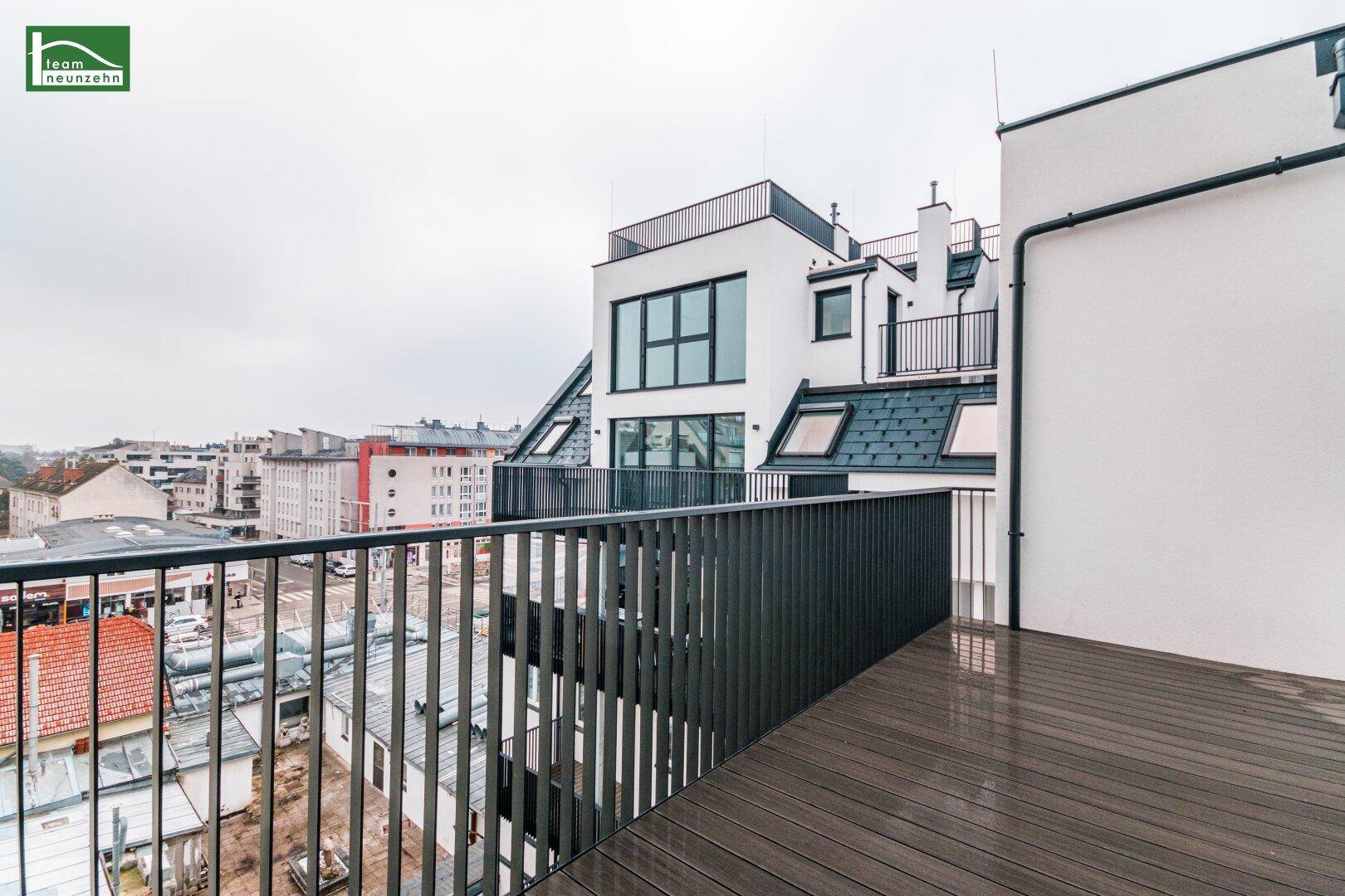 Großer Balkon mit modernem Geländer und weitem Blick über die Stadt.