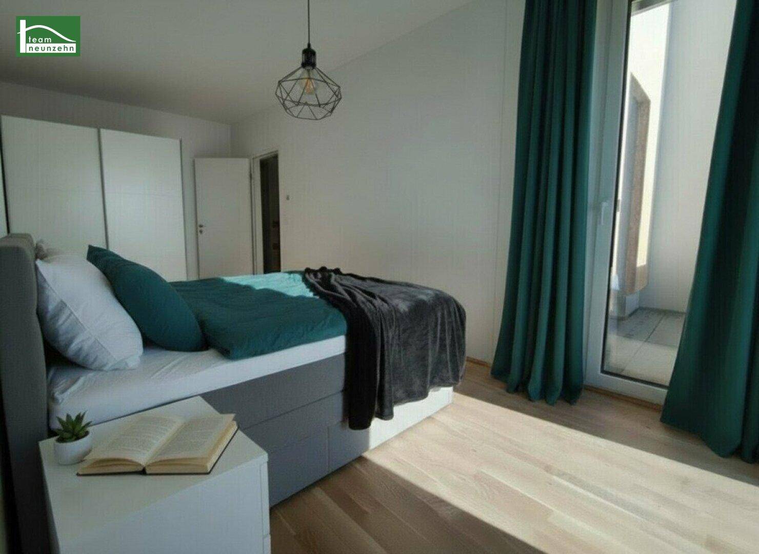 Helles Schlafzimmer mit Holzboden, großem Bett und direktem Zugang zu einem Balkon.