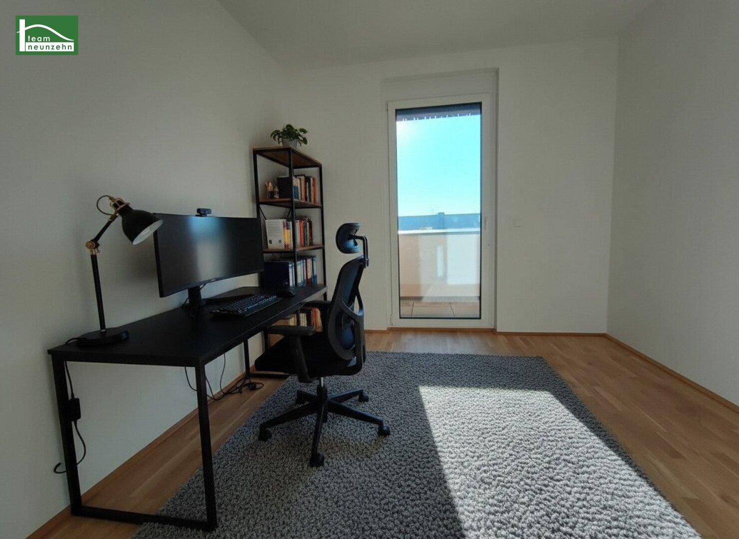 Funktionales Arbeitszimmer mit Schreibtisch, Bürostuhl und Zugang zu einem sonnigen Außenbereich.