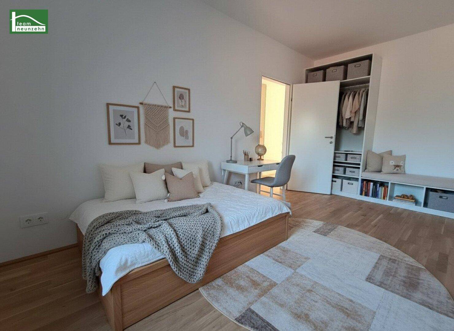 Gemütliches Schlafzimmer mit Holzboden, Doppelbett und praktischen Einbauschränken.