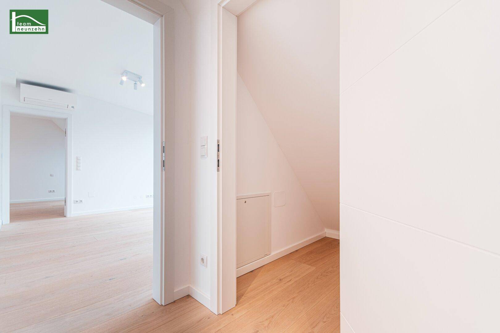 Heller Flur mit Zugang zu einem kleinen Abstellraum unter der Dachschräge.