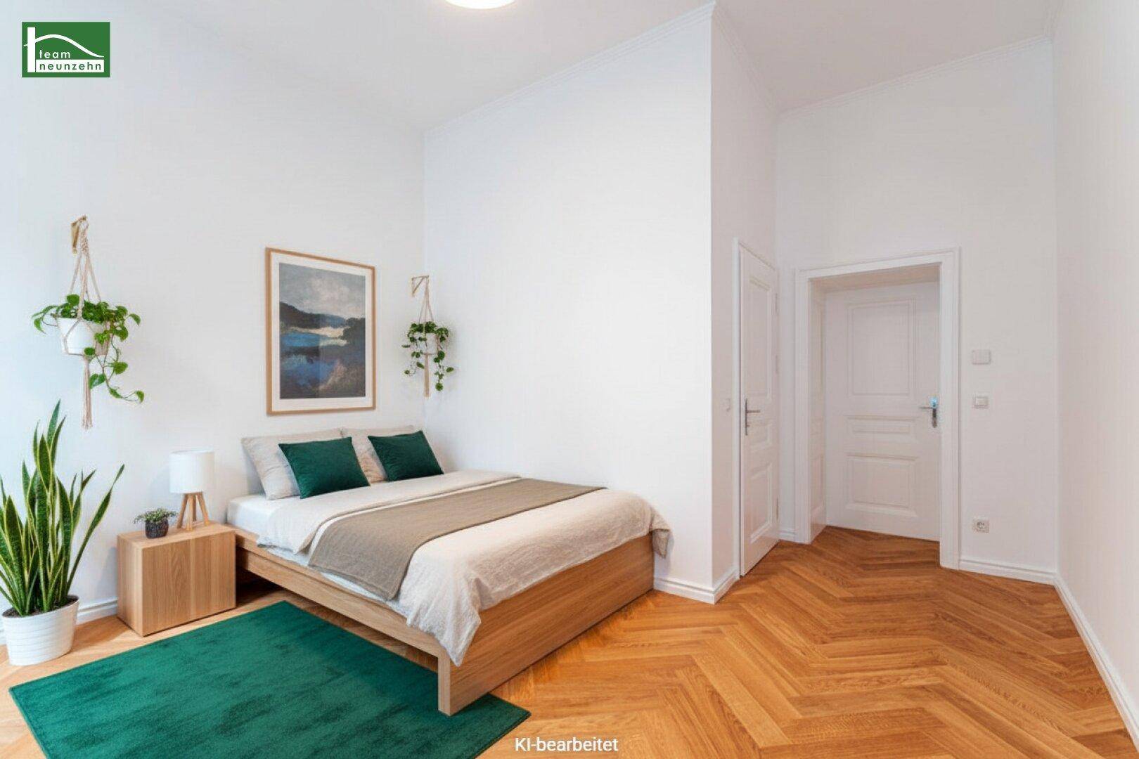Gemütliches Schlafzimmer mit hellem Holzparkett, minimalistischer Einrichtung und Pflanzen.