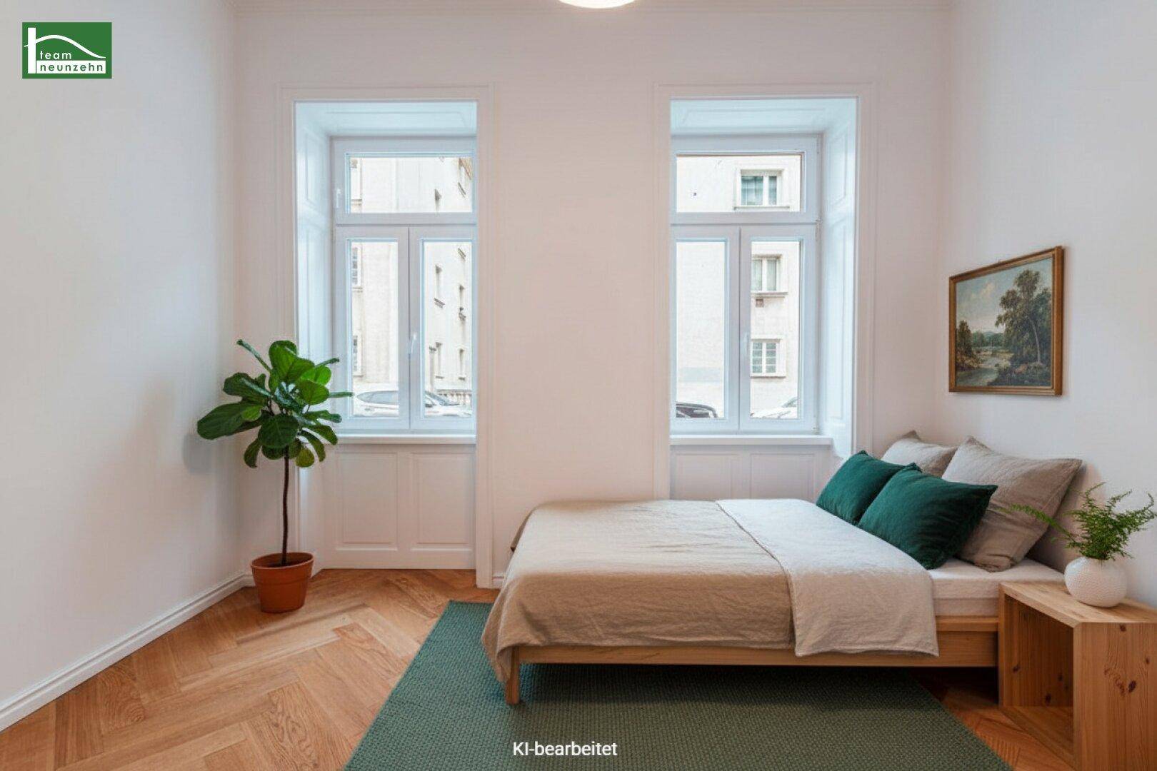 Ruhiges Schlafzimmer mit Holzboden, bequemen Bett und großen Fenstern für eine helle Atmosphäre.