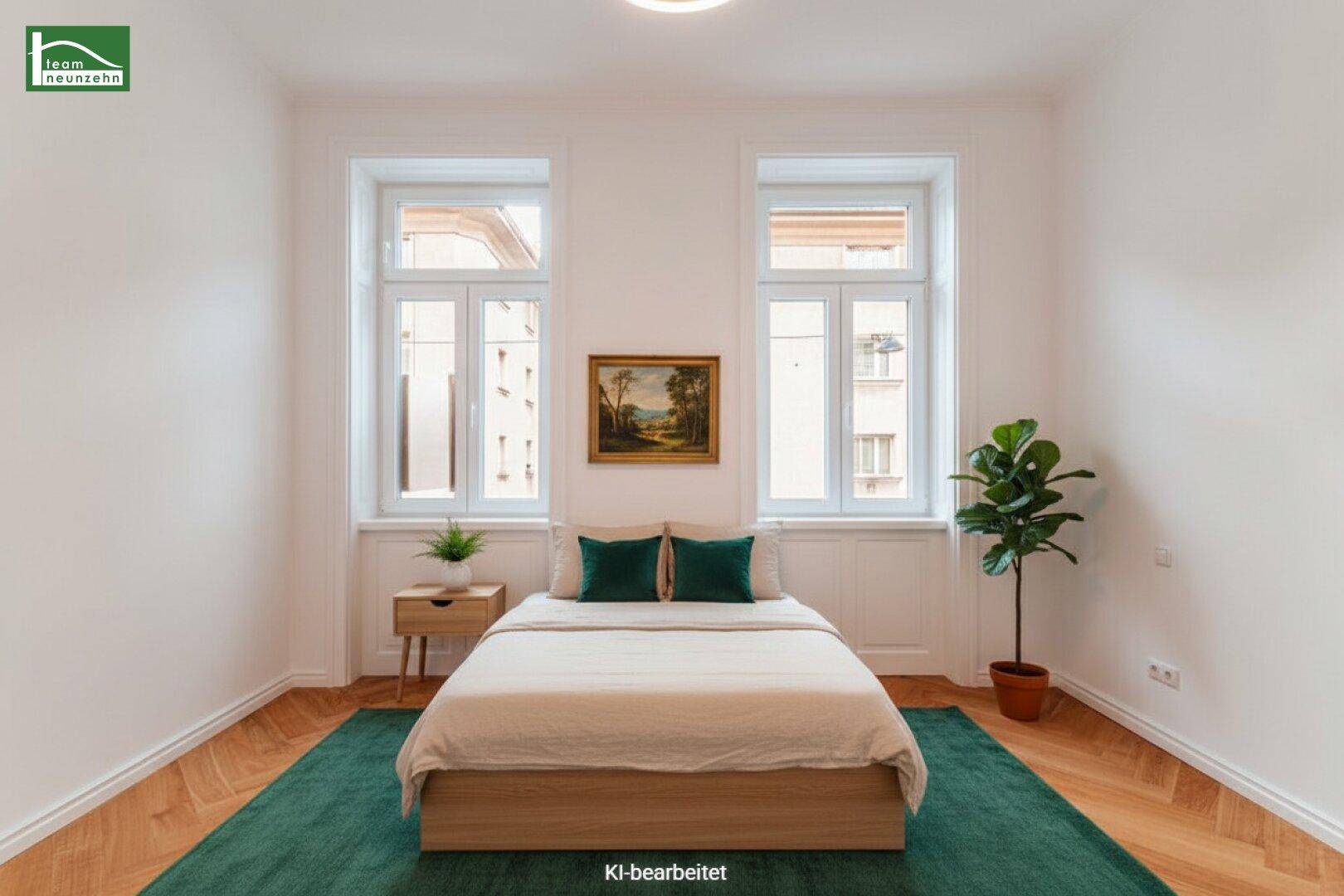 Helles Schlafzimmer mit Fischgrätparkett, hohen Fenstern und einem grünen Teppich.