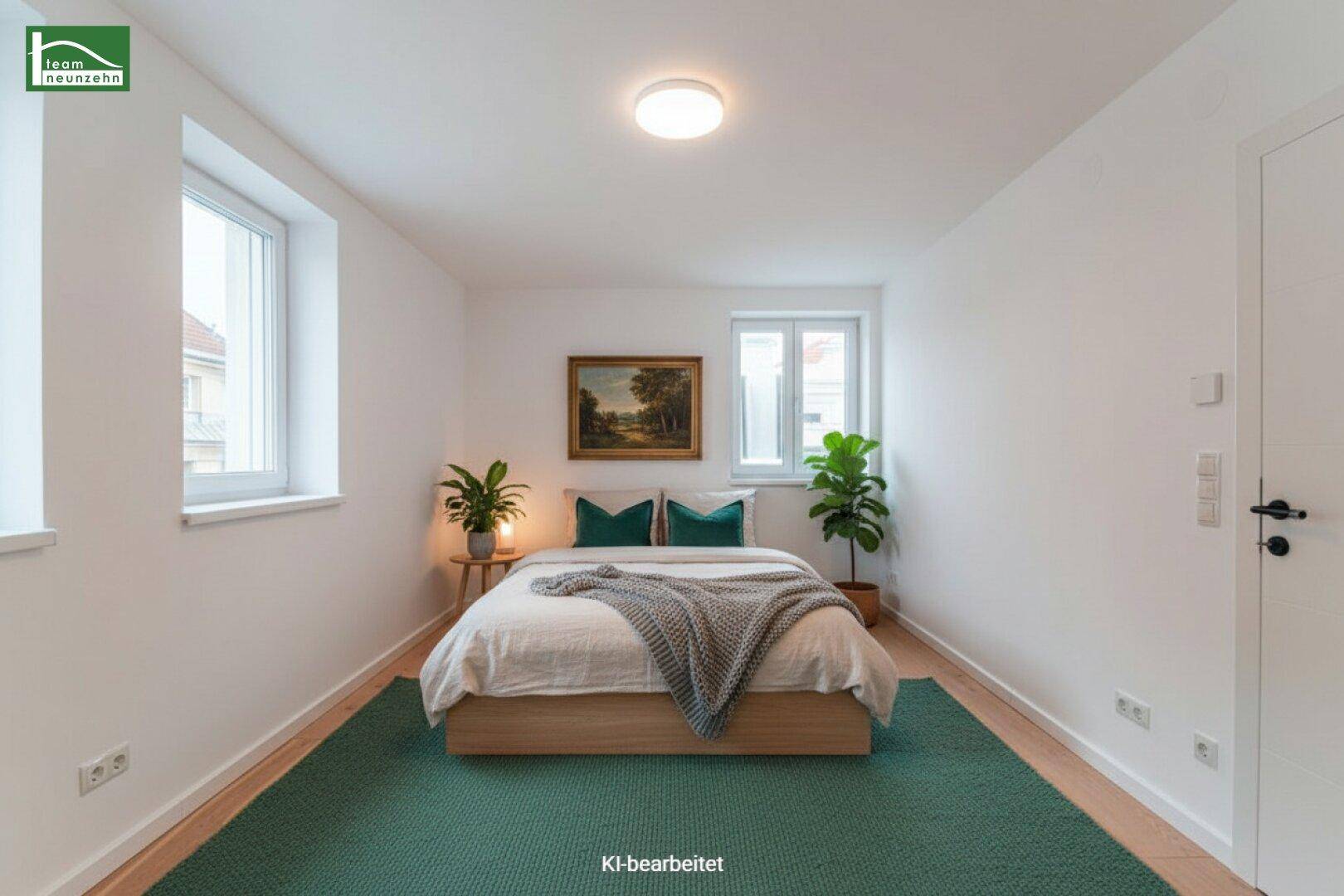 Gemütliches Schlafzimmer mit Holzbett, grünem Teppich und zwei Fenstern für viel Tageslicht.