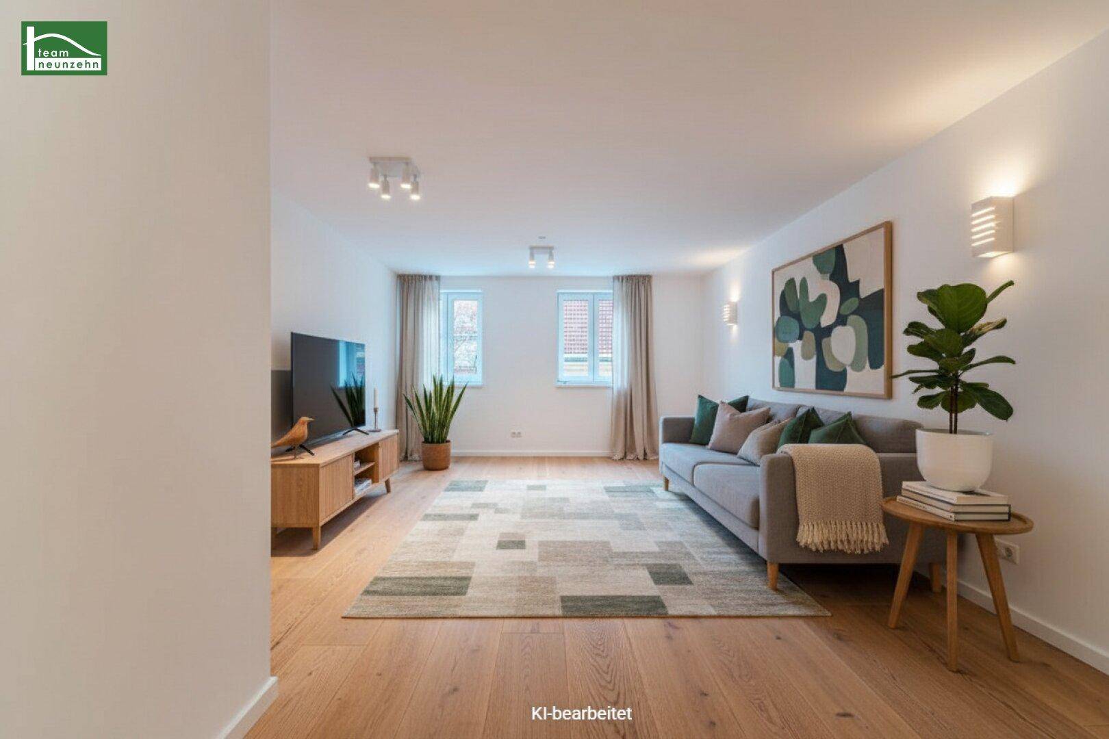 Helles Wohnzimmer mit Holzboden, modernem Teppich und bequemer Couch, ideal zum Entspannen.