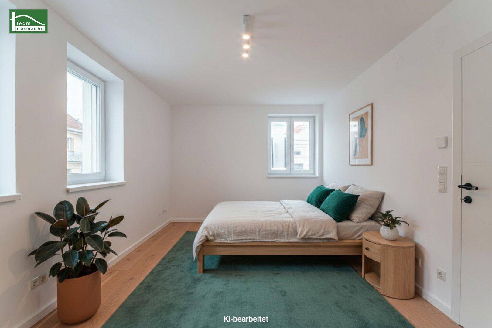 Ruhiges Schlafzimmer mit Holzboden, großem Fenster und einem bequemen Bett für erholsame Nächte.