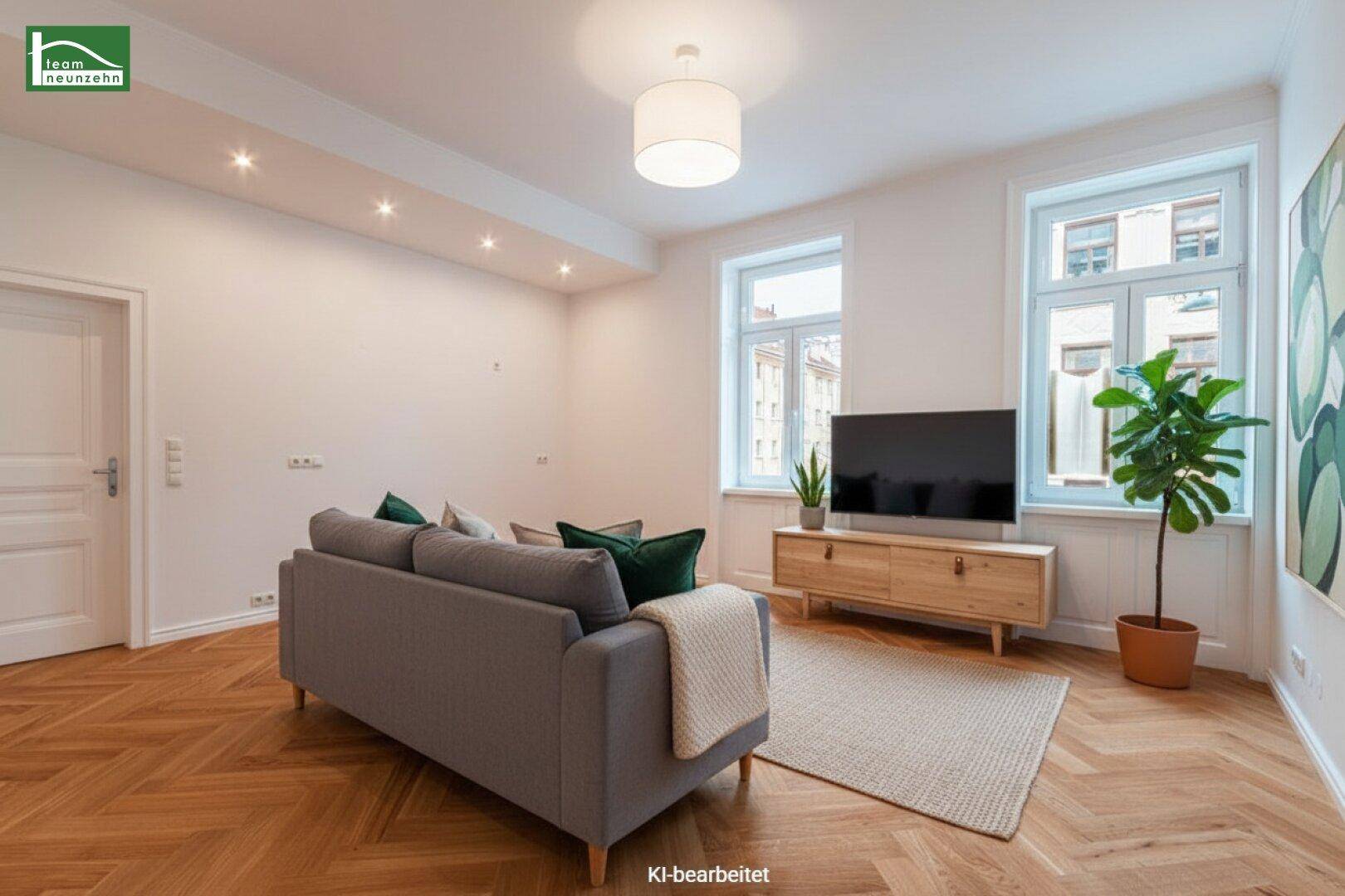Helles Wohnzimmer mit Fischgrätparkett, moderner Einrichtung und großen Fenstern.