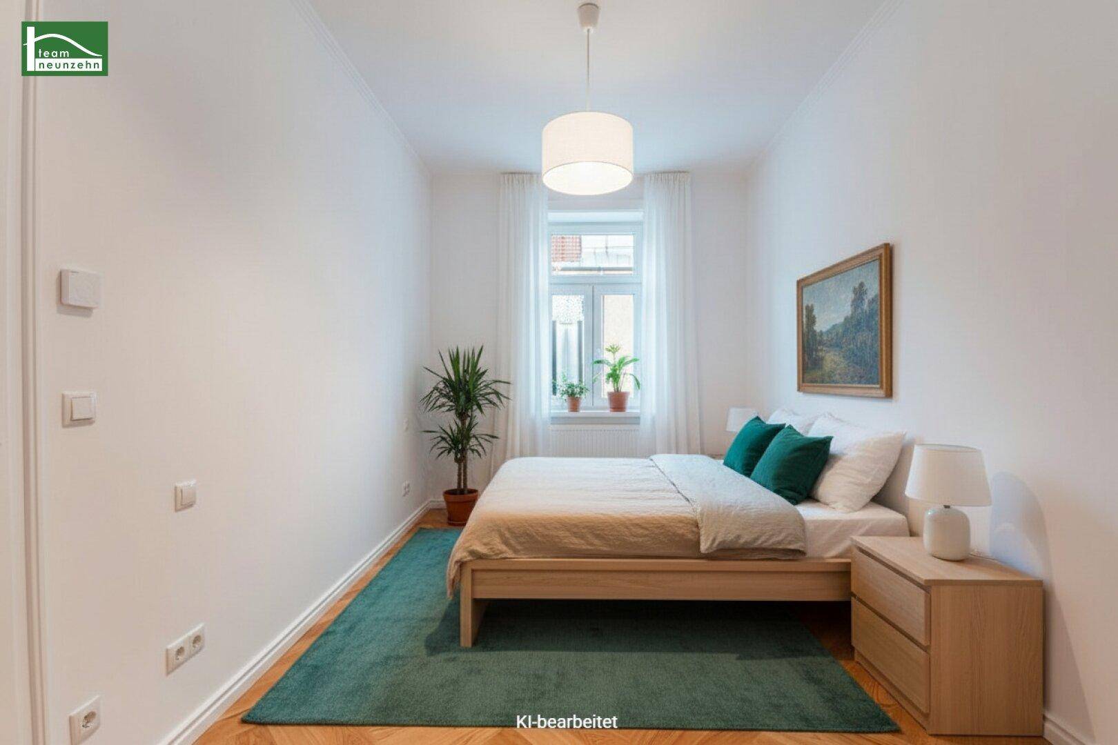 Gemütliches Schlafzimmer mit Holzbett, Nachttisch und einem Fenster, das für natürliche Beleuchtung sorgt.