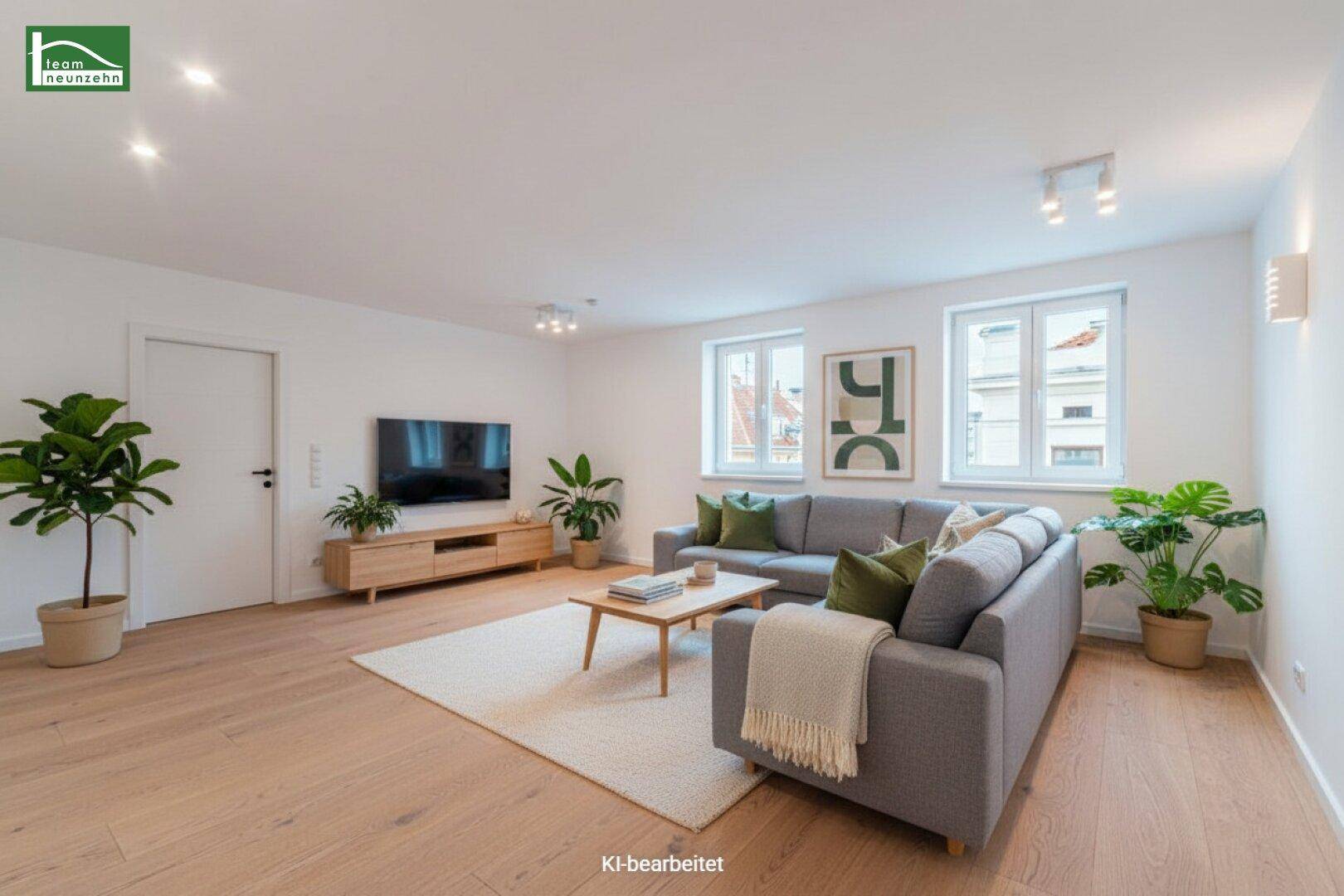 Geräumiges Wohnzimmer mit hellem Parkettboden, bequemer Couch und modernen Möbeln.