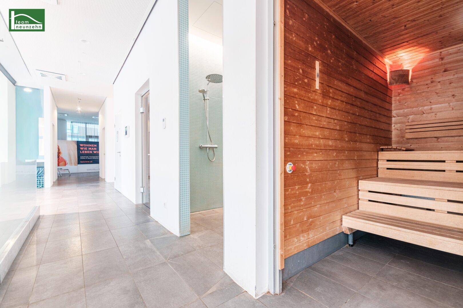 Moderner Wellnessbereich mit Sauna, Dusche und Entspannungszone, ideal zur Regeneration.