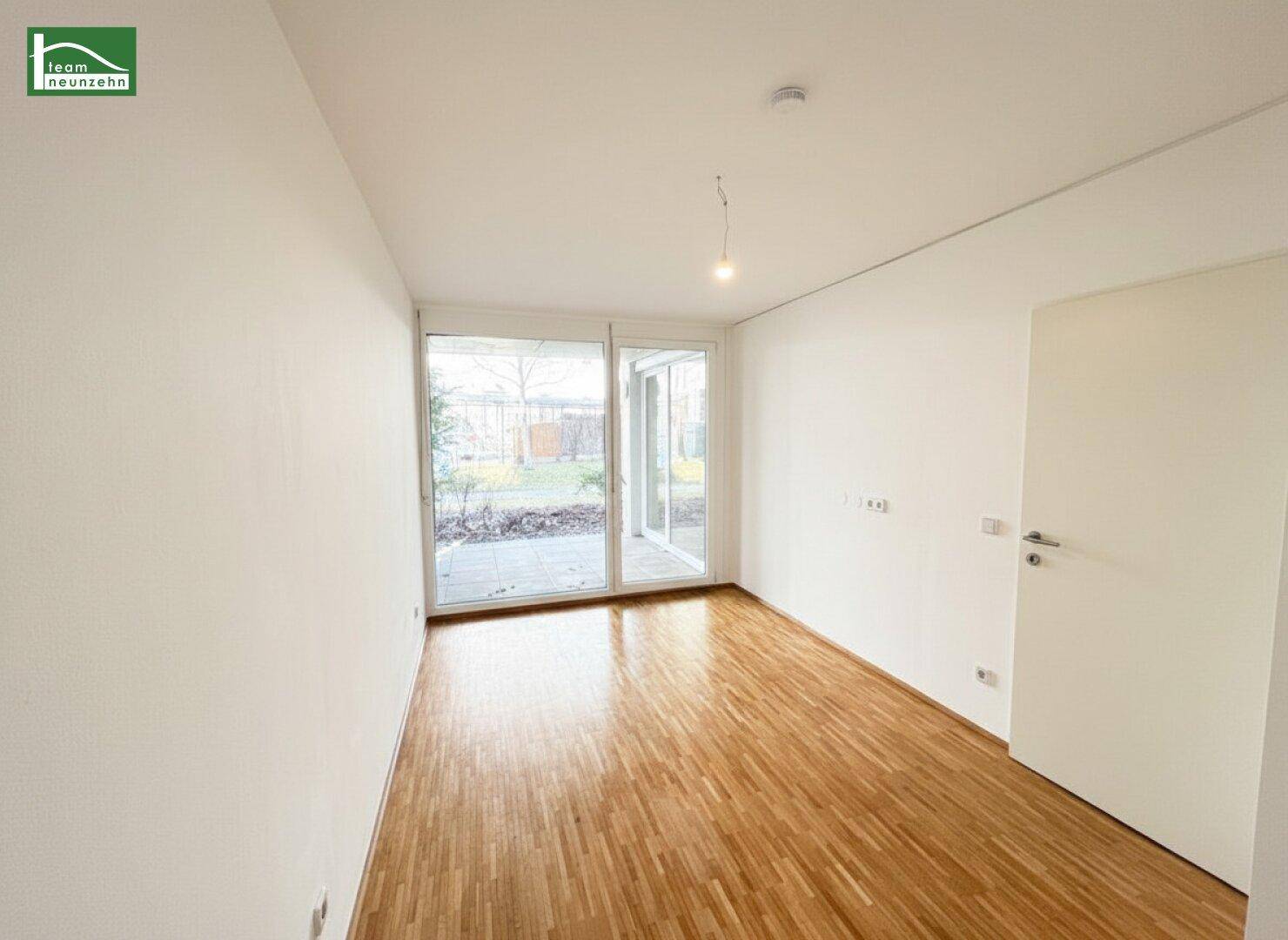 Lichtdurchfluteter Raum mit Parkettboden und direktem Zugang zur Terrasse oder zum Garten.