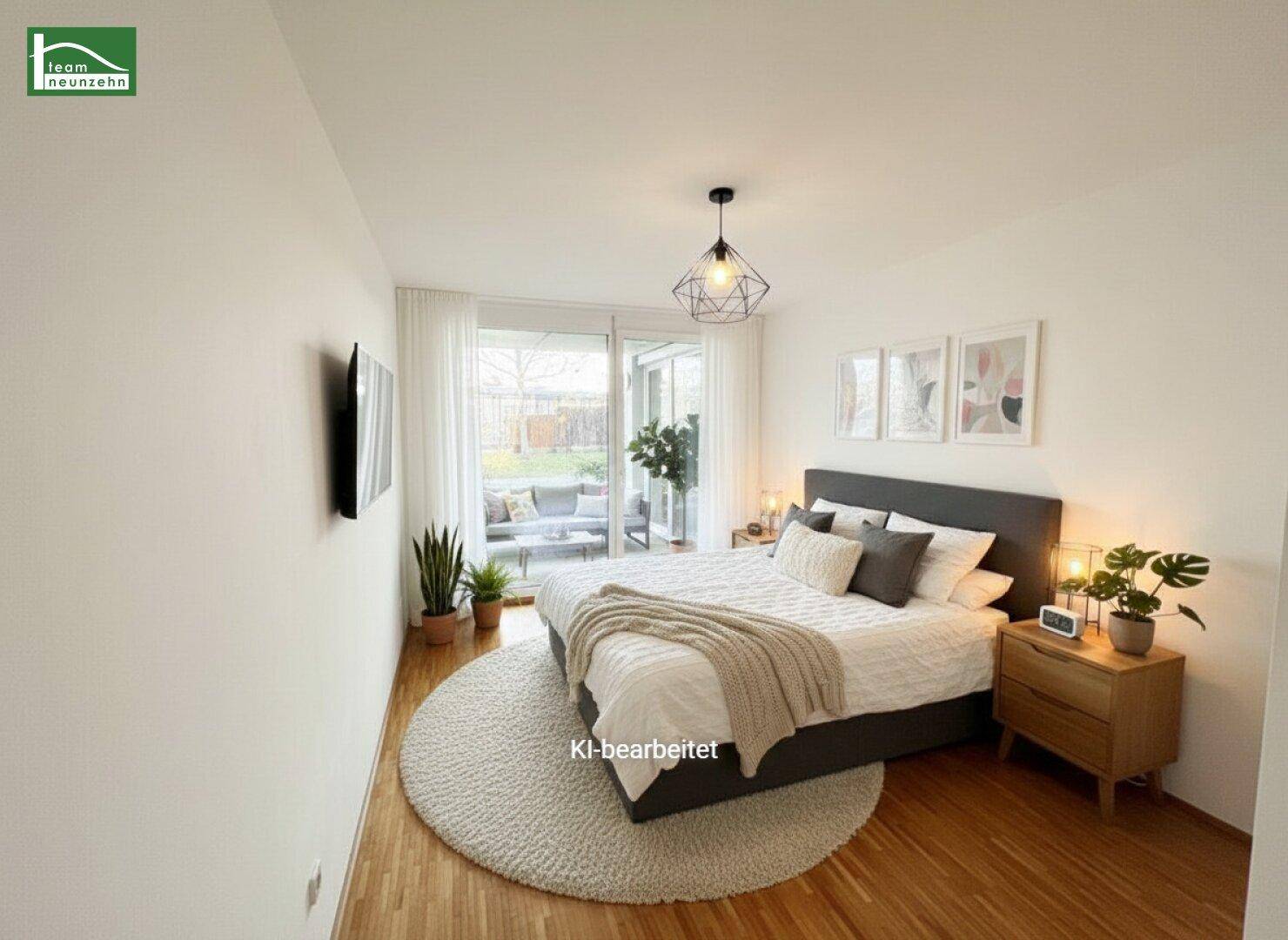 Modern eingerichtetes Schlafzimmer mit Parkettboden, großem Bett und Zugang zum Außenbereich.