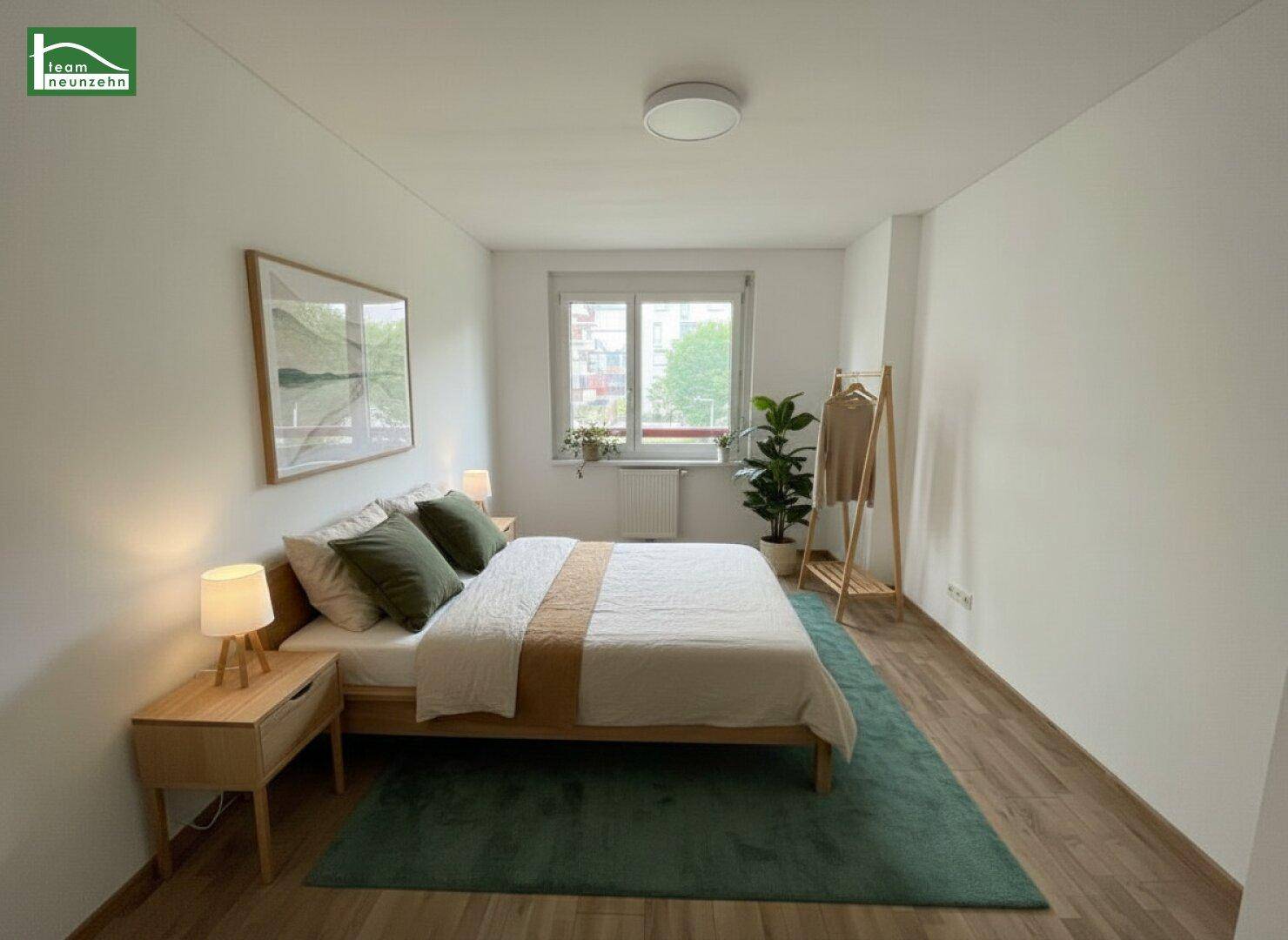 Helles Schlafzimmer mit Holzboden, großem Fenster, moderner Einrichtung und grüner Dekoration.