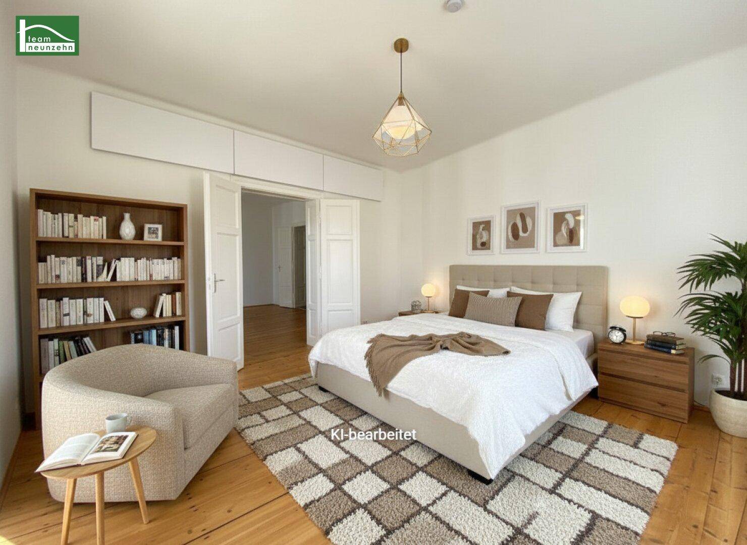 Geräumiges Schlafzimmer mit Holzboden, großem Bett und Bücherregal, verbunden mit weiteren Räumen.