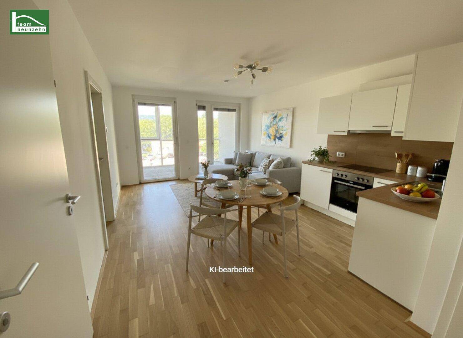 Heller, offener Wohn-Essbereich mit moderner Einbauküche, Holzboden und Zugang zu einem Balkon.