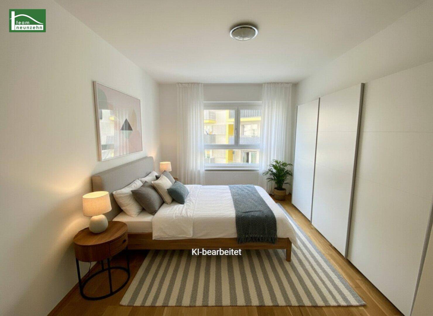 Modernes Schlafzimmer mit hellem Holzboden, großem Fenster und integrierten Kleiderschränken, KI-bearbeitet.