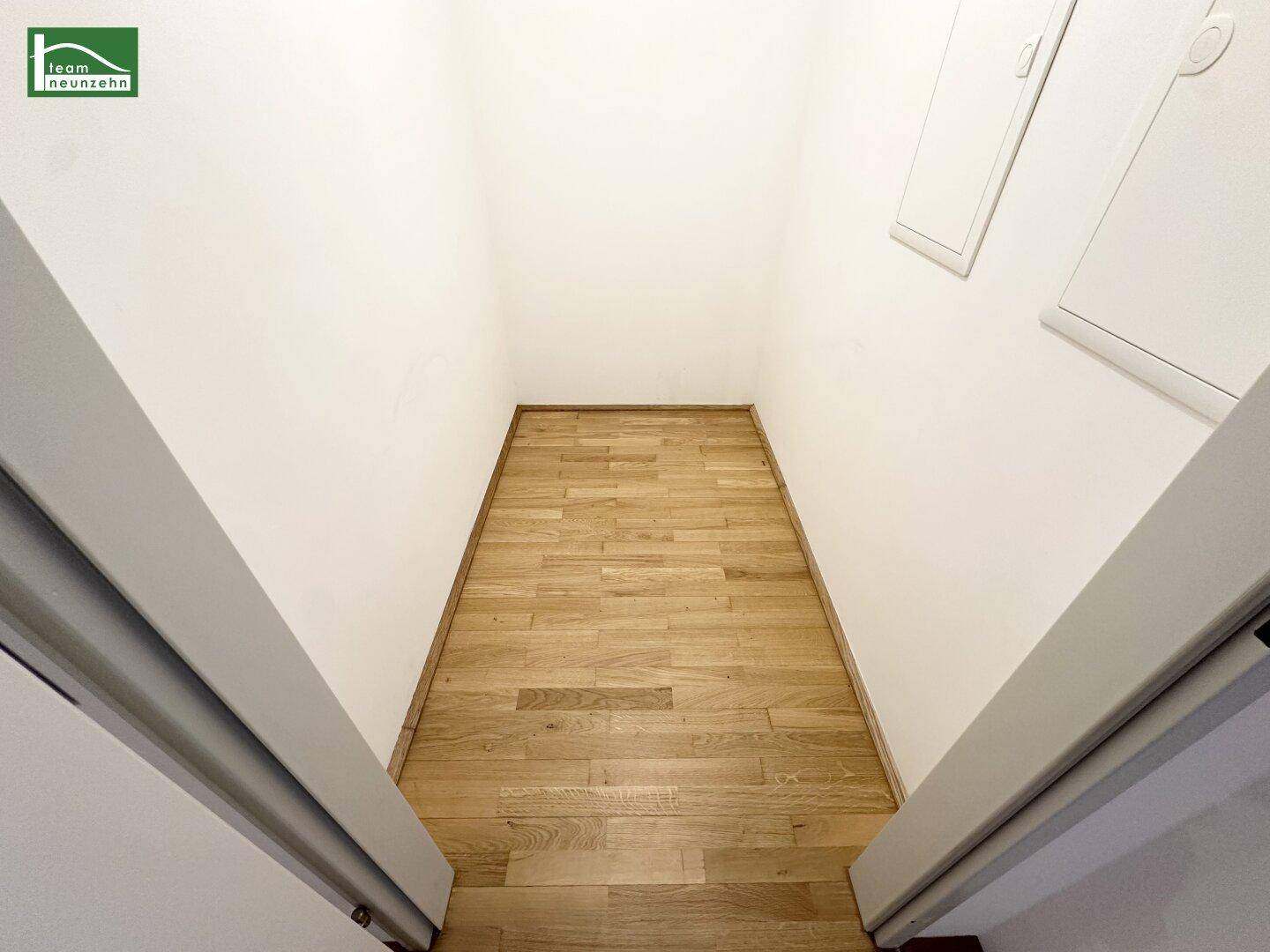Praktischer Abstellraum mit Holzboden, ideal für zusätzlichen Stauraum.
