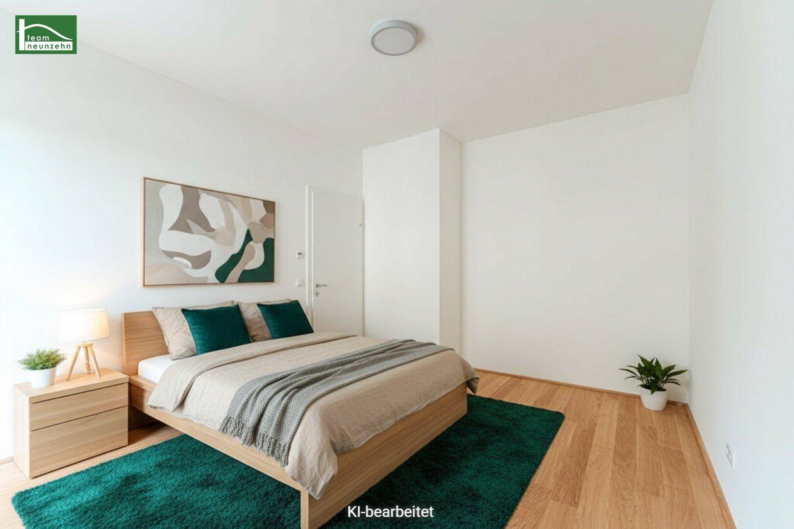 Modern eingerichtetes Schlafzimmer mit Holzboden, großem Bett und grünen Akzenten.