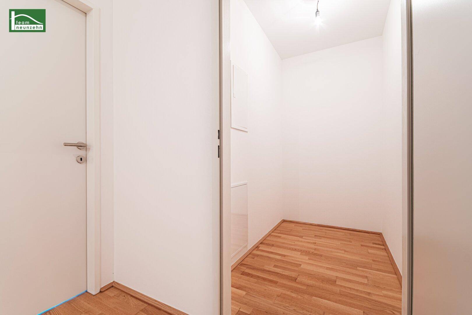 Kleiner Abstellraum mit Parkettboden und weiß gestrichenen Wänden, ideal für zusätzlichen Stauraum.