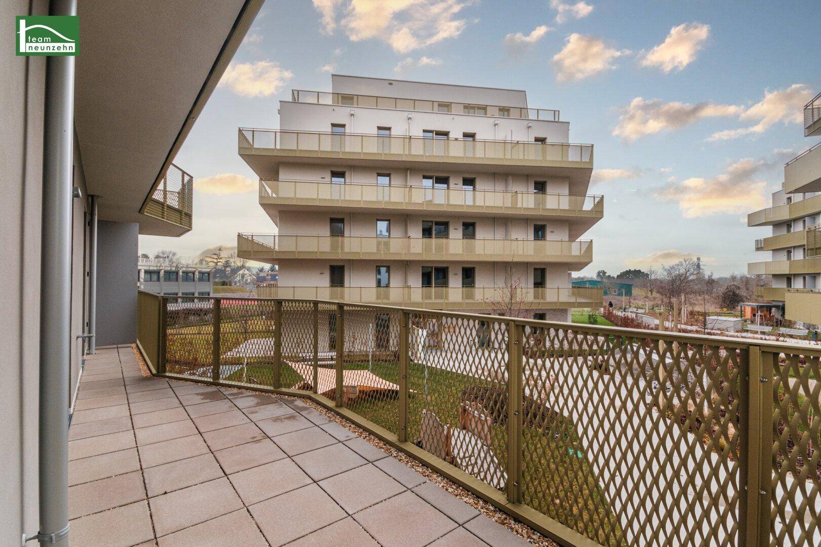 Breiter Balkon mit Gittergeländer und Aussicht auf die umliegenden Gebäude.