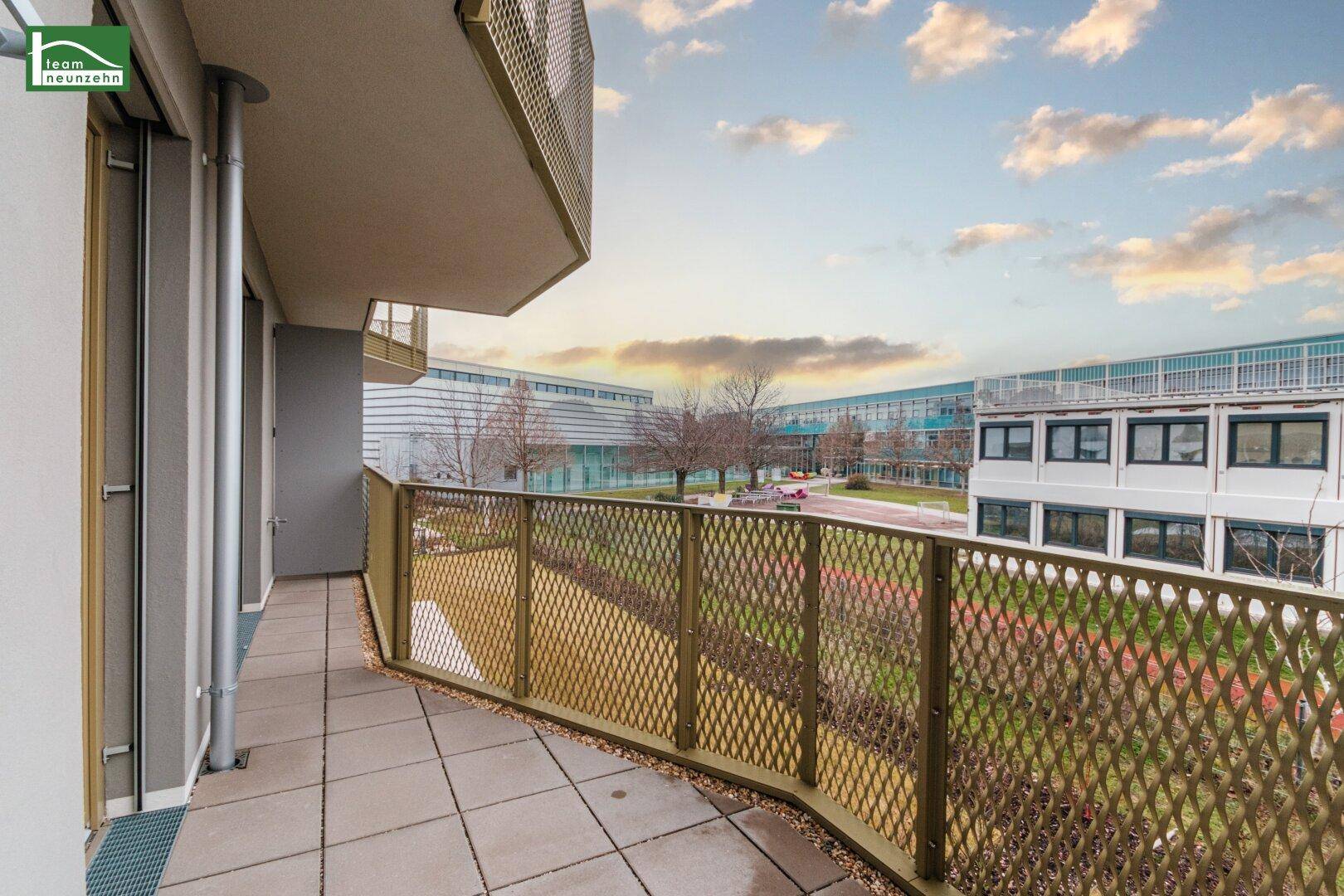 Moderner Balkon mit Fliesen und Metallgeländer, bietet eine angenehme Aussicht auf die Umgebung.