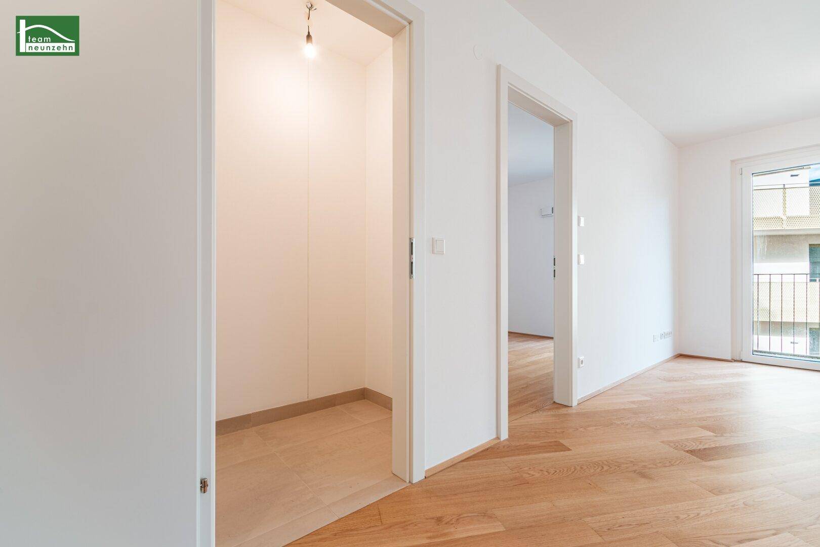 Heller Flur mit Holzboden und Zugang zu einem praktischen Abstellraum, ideal für zusätzlichen Stauraum.