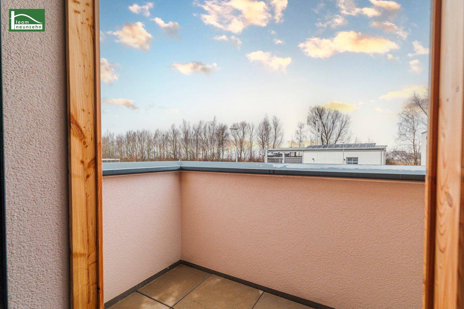 Kleiner Balkon mit Fliesenboden und freiem Blick auf die Umgebung.